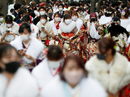 Облечени с кимоно жени, носещи защитни маски за лице, присъстват на церемонията по празнуването Coming of Age Day в "Йокохама Арена" по време на обявяването на второто извънредно положение за японската столица Токио и някои перфектури заради пандемията от коронавирус.