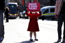 Момиченце държи плакат по време на протест срещу насилието от полицията в Дъблин, Ирландия.