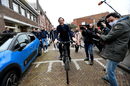 Днес е последният ден от изборите в Нидерландия. На снимката премиерът Марк Рюте отива с велосипед до избирателната секция.