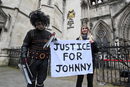 Привърженици на актьора Джони Деп пред съдебната палата в Лондон, Великобритания. Актьорът обжалва съдебно решение, отхвърлило иска му срещу таблоида "Сън" заради думите, че е "бияч на съпруги".