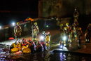 Стотици хора се събраха на брега на реката, привлечени от необичайната гледка и аплодираха спасителите.