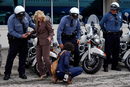 Полицай помага на Джил Байдън, след като първата дама на САЩ заклещи токчето на обувката си в паваж в Канзас Сити, Мисури, САЩ.