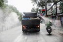 Камион пръска с дезинфектант улица в Хо Ши Мин, Виетнам.