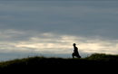 Мъж тича в парк в Саут Шийлдс, град в Северна Англия.
