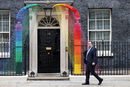 Инсталация на арка с цветовете на дъгата от художниците Луиза Лойзо и Хати Нюман, е поставена над вратата на резиденцията на британския премиер на Даунинг Стрийт 10 в Лондон, символично в месеца на солидарност с ЛГБТИ общността.
