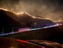 Огън изгаря растителността на хълм по магистрала в окръг Керн, Калифорния, САЩ.