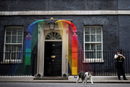 Котката Лари, символ на Даунинг стрийт, където е резиденцията на британския премиер, на фона на цветовете на дъгата в чест на месеца на прайдовете в Лондон, Великобритания.