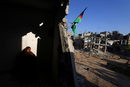 Жена седи на прага на разрушената си къща след въздушни удари от страна на Израел в северната част на Ивицата Газа.