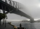 Мостът Сидни Харбър обвит в мъгла в Сидни, Австралия.