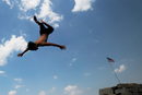 Деца скачат във водите на океана в горещ летен ден в Глоучестър, Масачузец, САЩ.