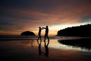 Двойка танцува на плаж в Тайланд