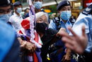 Жена е отведена от полицията по време на непозволен продемократичен протест в Хонконг