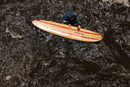 Сърфист в река Пудре във Форт Колинс, Колорадо, САЩ