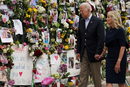 Американският президент Джо Байдън и съпругата му Джил Байдън по време на посещение на мемориал в памет на загиналите след срутването на жилищна сграда в Сърфсайд, Флорида