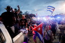 Хора с флагове на Куба блокират магистрала в Тампа, Флорида, САЩ. Акцията е в знак на подкрепа към антиправителствените протести в Куба