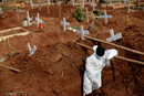 Работник си почива, докато подготвя ново гробище за жертвите на коронавируса в Джакарта, Индонезия