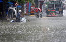 Обилни валежи наводниха Мумбай, Индия.