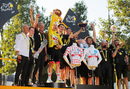 Шампионът с целия си тим.<br /><br />За втора поредна година Погачар печели и други две класации - най-добър до 25 години (бялата фланелка), както и тази за катерачи. В историята на Тур дьо Франс подобно постижение има само Меркс - три пъти.