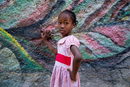 Момиченце позира за снимка в Порт-о-Пренс, Хаити.