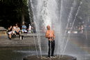 Мъж се разхлажда в горещ летен ден в Ню Йорк, САЩ.