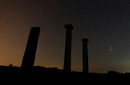 Снимка, направена на дълга експозиция, показва звездното небе по време на явлвението персеиди в Северна Македония.