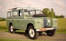 Land Rover Defender (Series I, Series II)<br /><br />Базовият дизайн и способността да преминава през всякакви препятствия са заслужили култовия статуса на Land Rover Defender. Днес стойността на серия I и серия II може да изненада. Всъдеходи, които са видели и лоши, и добри дни, струват между 10 000 и 15 000 евро, докато такива, които са били реставрирани или са с минимално износване и следи от употреба, често стигат до 30 000 евро.<br />