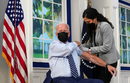Американският президент Джо Байдън получава поредна доза ваксина срещу COVID-19 в Белия дом във Вашингтон, САЩ.