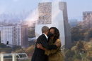 Бившият президент на САЩ Барак Обама прегръща съпругата си Мишел Обама на церемония по полагането на основите на президентския център на Обама в Джаксън парк в Чикаго, Илинойс.