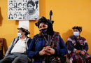 Лидери на коренното население на среща, след като местните власти предотвратиха проверка на място, където се предполага, че са погребани деца от общността Чиул, избити по време на гражданската война в Гватемала.