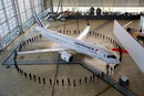 Служители на Air France стоят около първия самолет Airbus A220 на Air France на церемония на парижкото летище "Шарл дьо Гол" в Роаси край Париж, Франция.