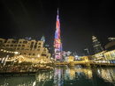 Изглед към окъпаната в светлини ''Бурдж Халифа'' в Дубай, Обединени арабски емирства.<br /><br />