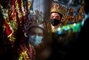 Артисти от китайска оперна трупа, носещи защитни маски срещу разпространението на коронавируса, се подготвят за представление на ежегодния вегетариански фестивал в Банкок, Тайланд.