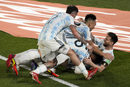 Аржентина победи Уругвай с 3:0 в световна квалификация в Буенос Айрес. Лионел Меси, Родруго де Паул и Лаутаро Мартинес отбелязаха головете.<br /><br />С победата Аржентина затвърди второто си място в квалификациите с 22 точки, с шест по-малко от лидера Бразилия, който направи 0:0 с Колумбия.