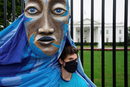 Мъж участва в протест срещу изменението на климата в Деня на коренното население пред Белия дом във Вашингтон.