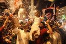 Иракски поддръжници на движението на Садр празнуват след обявяването на предварителните резултати от парламентарните избори в Наджаф, Ирак.