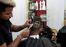 29-годишният бръснар Раджвиндер Сингх Сидху бръсне косата на клиент във формата на Мики Маус в град Дабвали, в северния щат Пенджаб, Индия.