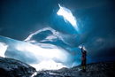 Глациологът Андреа Фишер от Австрийската академия на науките изследва естествена ледникова кухина на ледника Ямталфернер близо до Галтюр, Австрия.