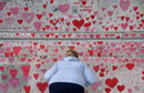 Хиляди ръчно изрисувани сърца и послания в памет на жертвите от пандемията на Covid -19 могат да бъдат видени върху Националната мемориална стена в памет на жертвите в Лондон.