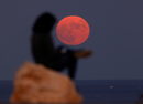 Пълна луна, наричана още Луната на ловеца, защото появата й съвпада с началото на ловния сезон, наблюдавана в небето над Малта.