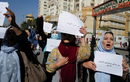 Жени по време на демонстрация в защита на правата на жените в Кабул, Афганистан
