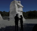 Американският президент Джо Байдън разговаря с вицепрезидента Камала Харис по време на събитие, организирано по случай десет години от откриването на мемориал, посветен на Мартин Лутър Кинг във Вашингтон, САЩ