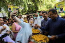 Жена си прави селфи по време на тържество в чест на поставянето на един милиард ваксини в Индия