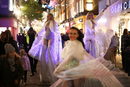 Улични артисти участват в представлението "Коледен калейдоскоп в Карнаби" на едноименната улица в центъра на Лондон, Великобритания.