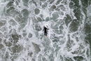 Около месец след затварянето на плажа Хънтингтън Бийч, Калифорния заради петролен разлив сърфистите отново са там.