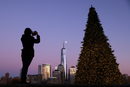 Човек прави снимка на центъра на Манхатън, Ню Йорк, от крайбрежната улица в Джърси сити, Ню Джърси, САЩ.