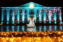 Осветените корони на дърветата, светещите звезди по пътя и светлинните шоута по водата водят до празнично осветения дворец Фридрихсфелде.