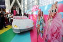 На автомобилното изложение в Лос Анджелис, Калифорния, беше показана версия в реален размер на автомобила играчка Barbie Extra