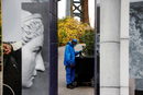 Мъж почиства района на парка "Бруклински мост" в квартал Бруклин в Ню Йорк