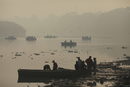 Хора плават по река Ямуна в смога, Ню Делхи, Индия.