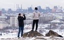Снимка за спомен. Нижни Тагил, Русия. Градът, разположен на източния склон на планината Урал, е домакин на международно състезание по ски-скокове тази седмица.